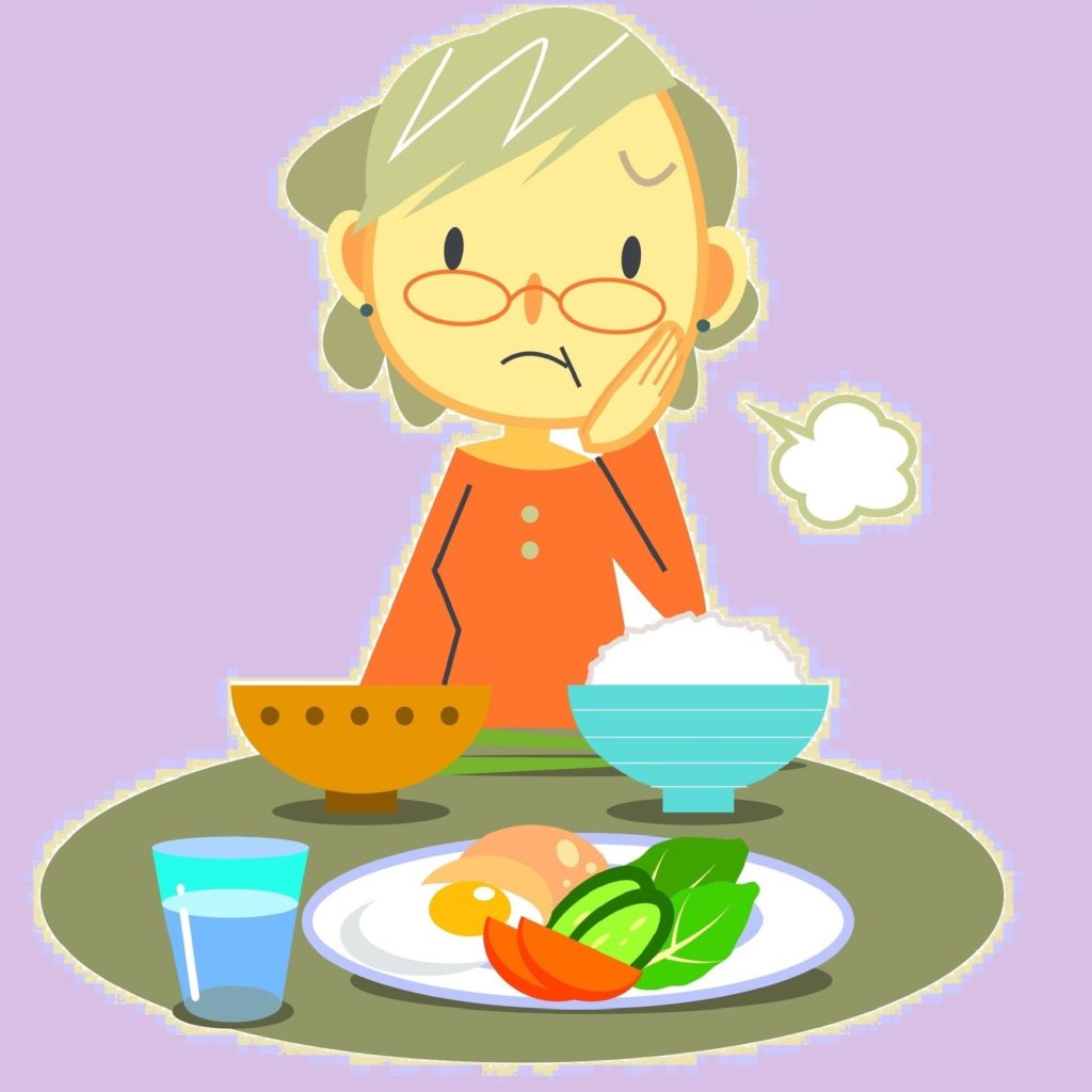 Dame âgée désemparée devant son repas par manque d'appétit