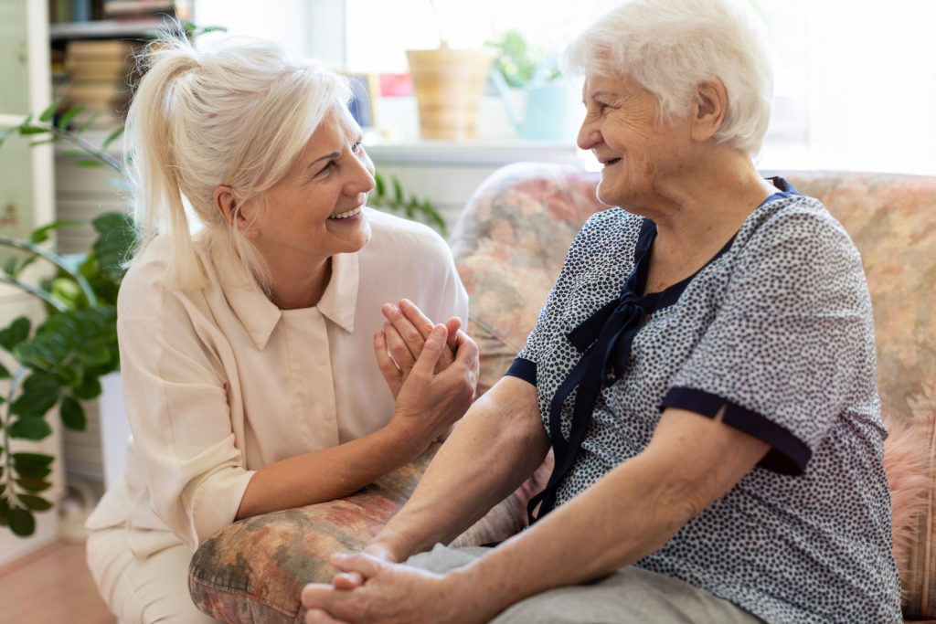 Une mère et sa fille rassuré par la téléassistance pour vivre à domicile