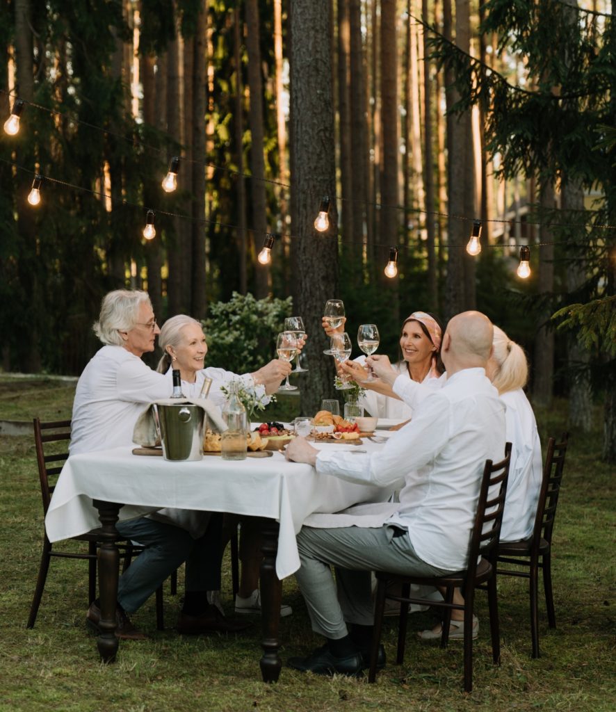 Seniors partageant un repas conviviale