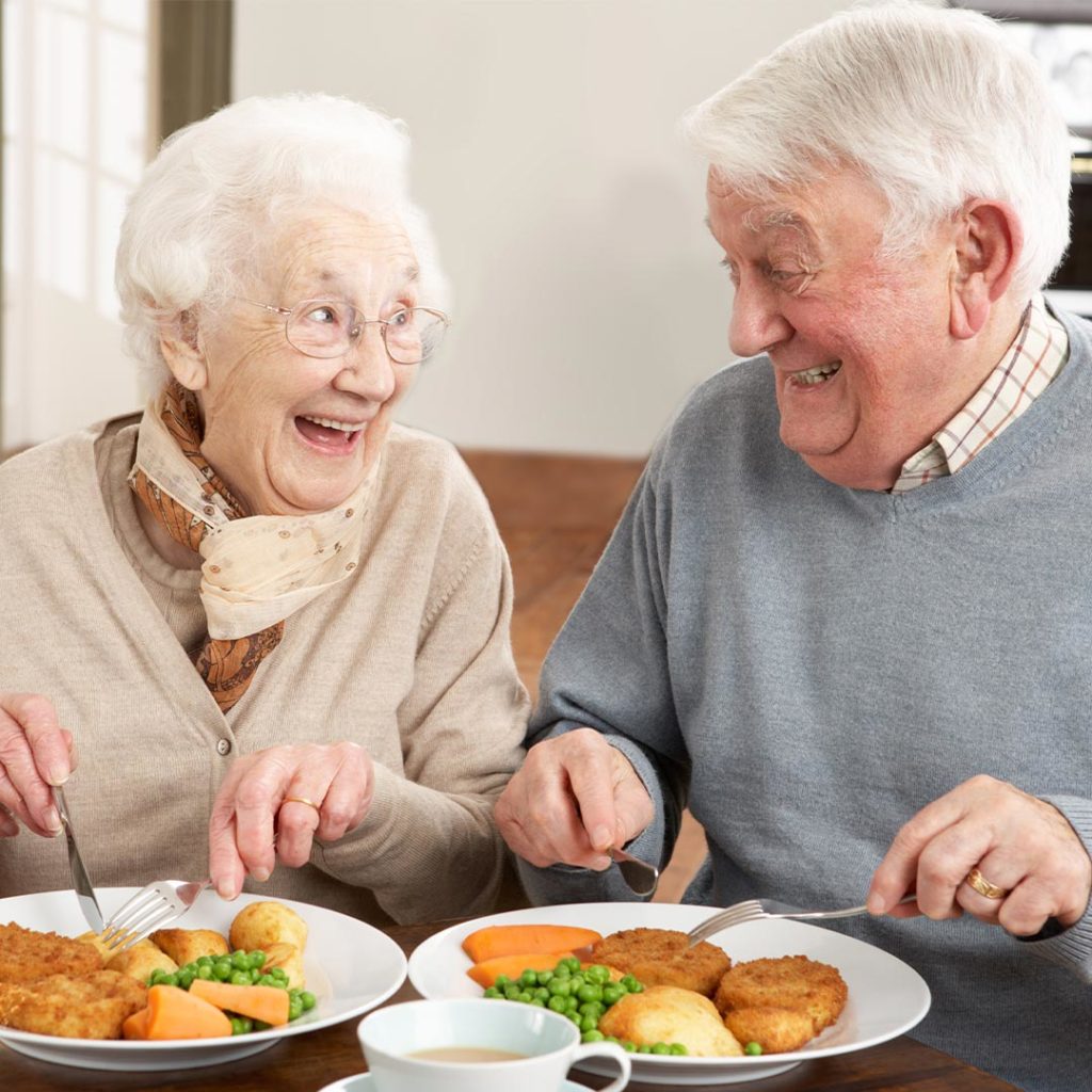 Un couple de seniors heureux de manger