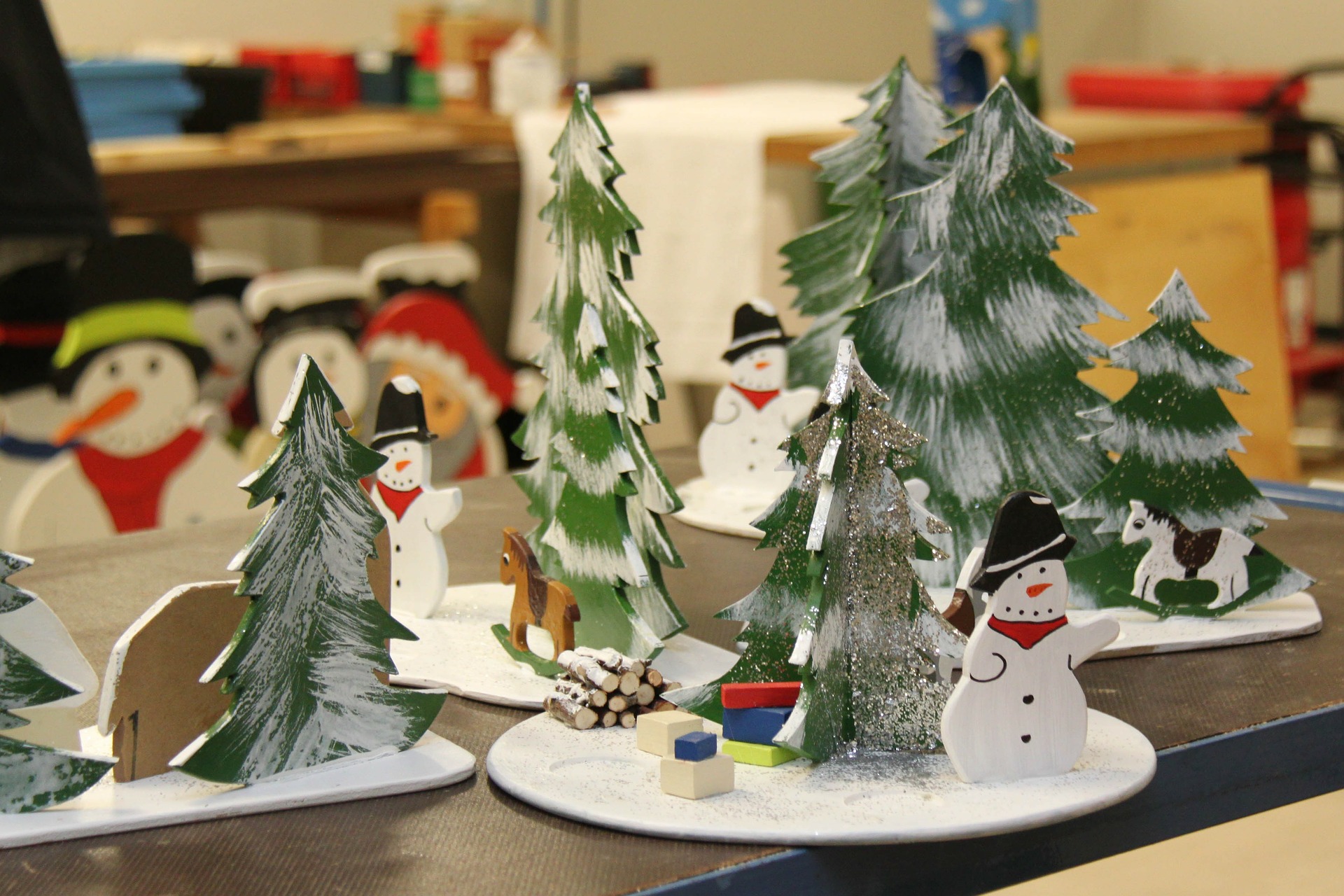 création de noël avec sapin et bonhomme de neige