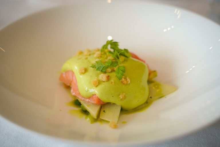 pavé de saumon sous une sauce verte