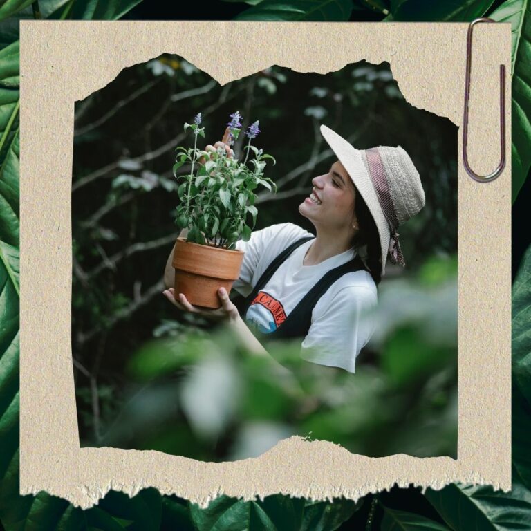 Femme souriante qui crée un jardin respectueux de la faune
