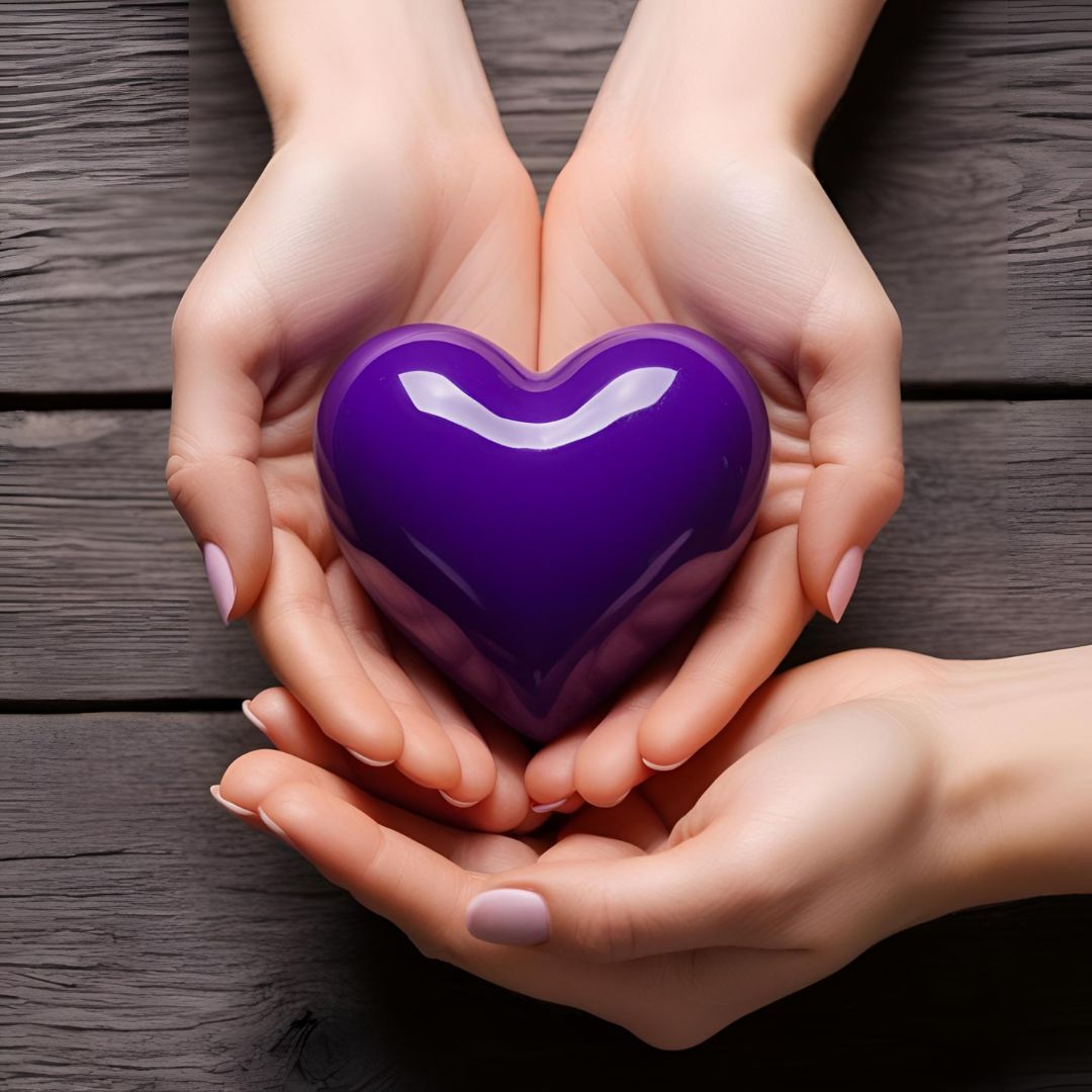 Des mains tenant un cœur violet (la couleur symbolique de la fibromyalgie).