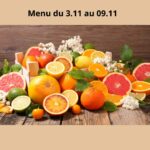 illustration montrant un assortiment de fruits d'agrumes (oranges, pamplemousses, citrons, citrons verts, kumquats) disposés sur une planche de bois rustique, avec le titre "Menu du 3.11 au 09.11