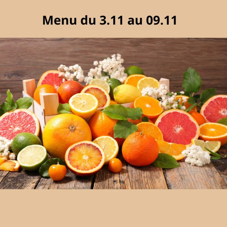 illustration montrant un assortiment de fruits d'agrumes (oranges, pamplemousses, citrons, citrons verts, kumquats) disposés sur une planche de bois rustique, avec le titre "Menu du 3.11 au 09.11