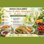 image promotionnelle lumineuse et inspirante conçue pour les réseaux sociaux, intitulée « Menus équilibrés : Faites le plein d'énergie en juin ! ». Ce visuel met en avant un programme de repas sains pour la semaine du 15 au 21 juin 2026. Au centre, une table en bois rustique présente un repas coloré et diététique : une salade de poulet grillé au quinoa, un bol de gaspacho de tomates fraîches, un yaourt nature aux baies sauvages, ainsi qu'une carafe d'eau détox aux tranches de citron et feuilles de menthe. Des fruits de saison comme des fraises, des cerises et du melon complètent cette scène estivale. Des pictogrammes clairs soulignent les bénéfices clés : équilibre nutritionnel, énergie, vitalité, hydratation et plaisir de saison.