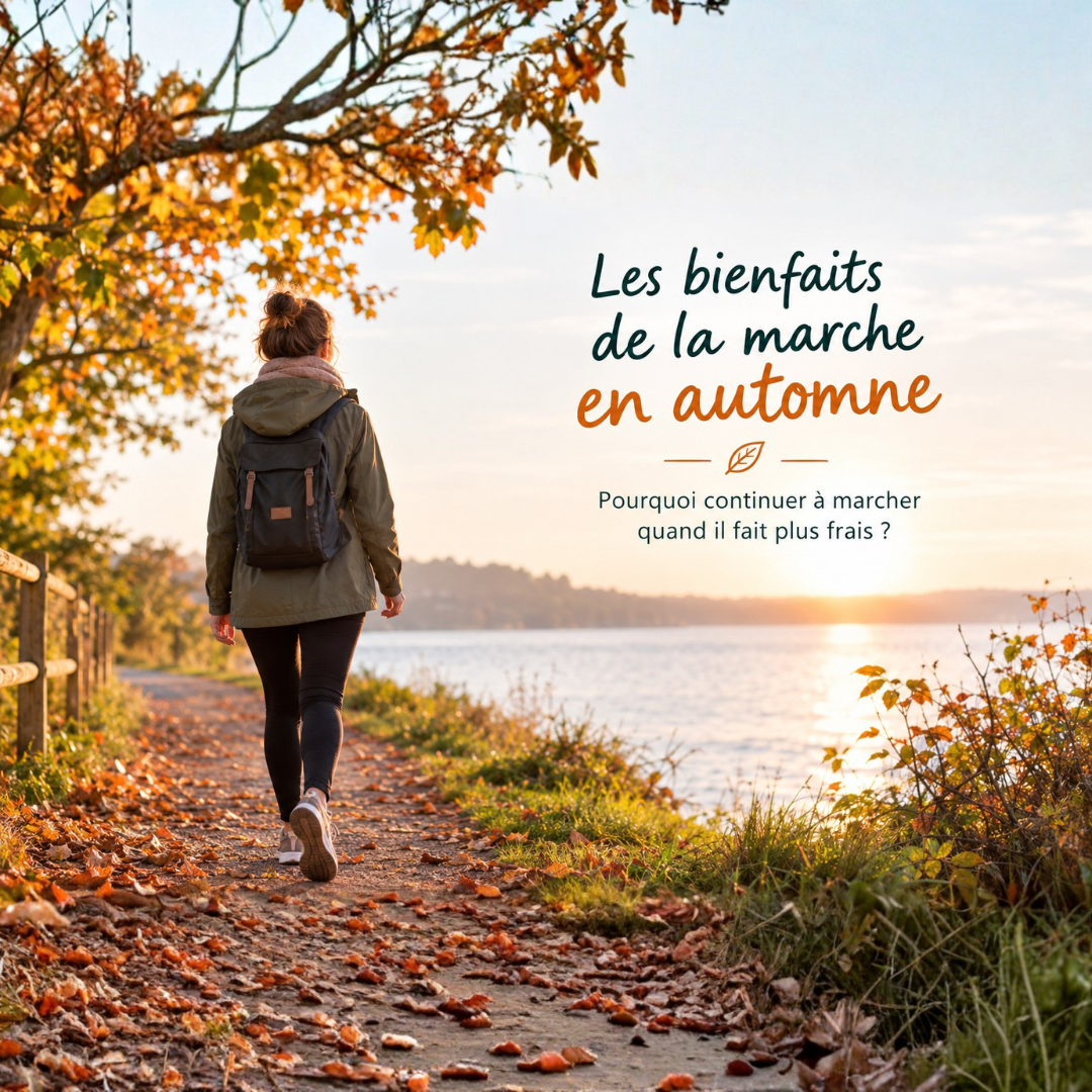 Une femme avec un sac à dos marche sur un sentier bordé d'arbres et de feuilles mortes au bord d'un lac, lors d'un coucher de soleil automnal.